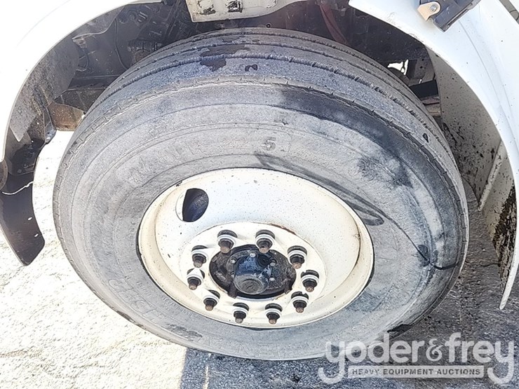 2016-freightliner-m2-106-image-13