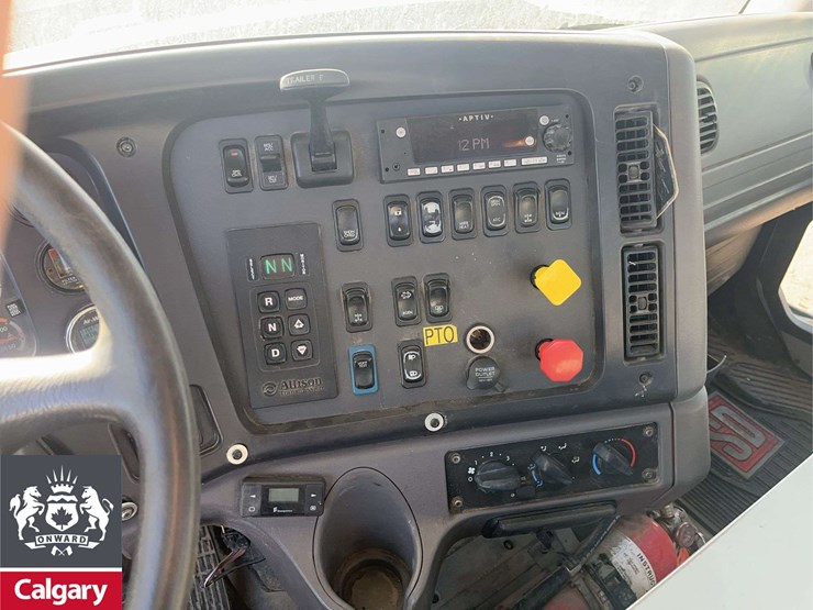 2016-freightliner-114sd-image-14