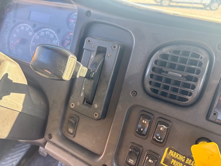 #24379-•-2019-freightliner-image-10