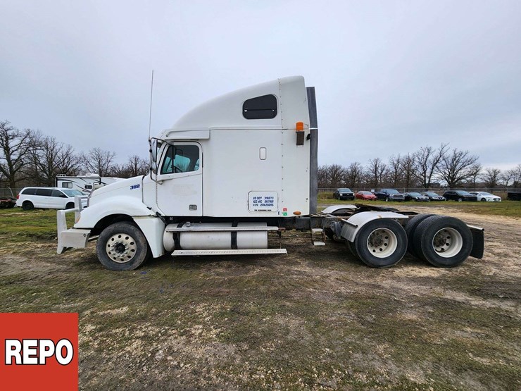 2002-freightliner-columbia-120-image-2
