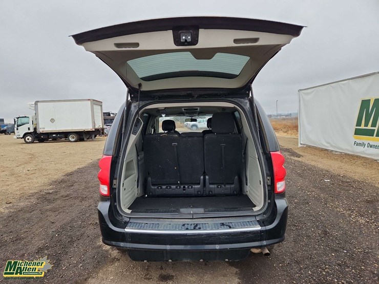 2016-dodge-grand-caravan-crew-image-20