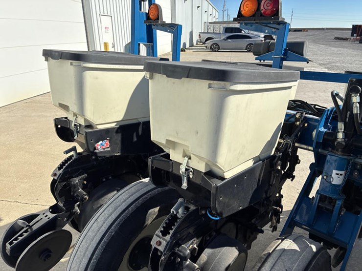 2014-kinze-3000-image-45