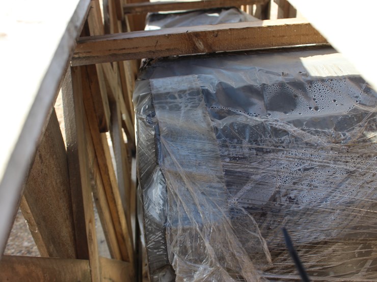 #3457-•-box-of-92.0-x-28.00-52.0-rubber-tracks-image-2