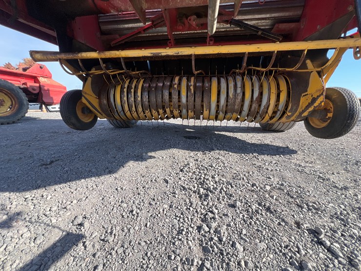 new-holland-br7080-image-4