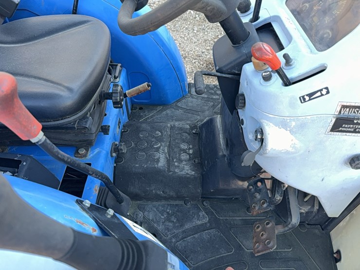 new-holland-boomer-30-image-50