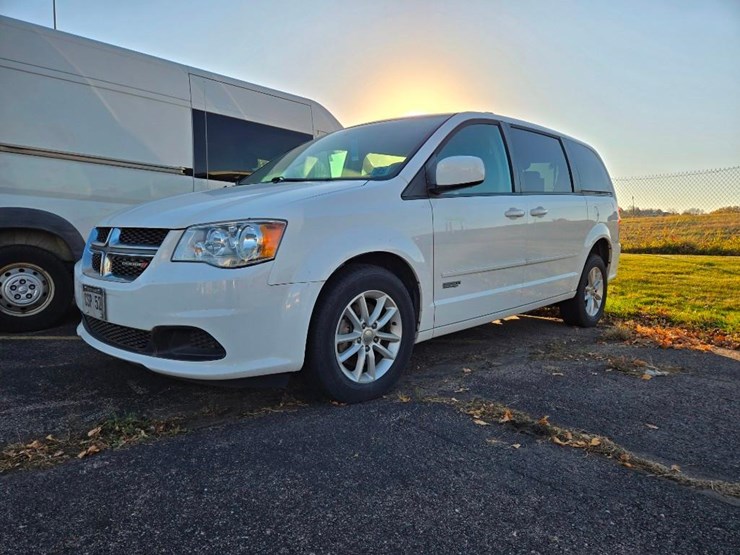 2015-dodge-grand-caravan-sxt-image-1