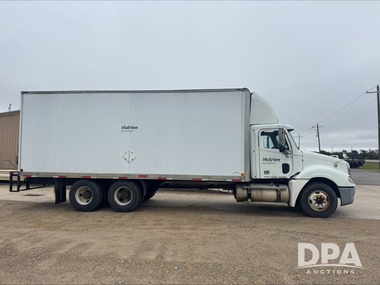 2002-freightliner-van-truck-(pz14145,-unit-28084)-image-3