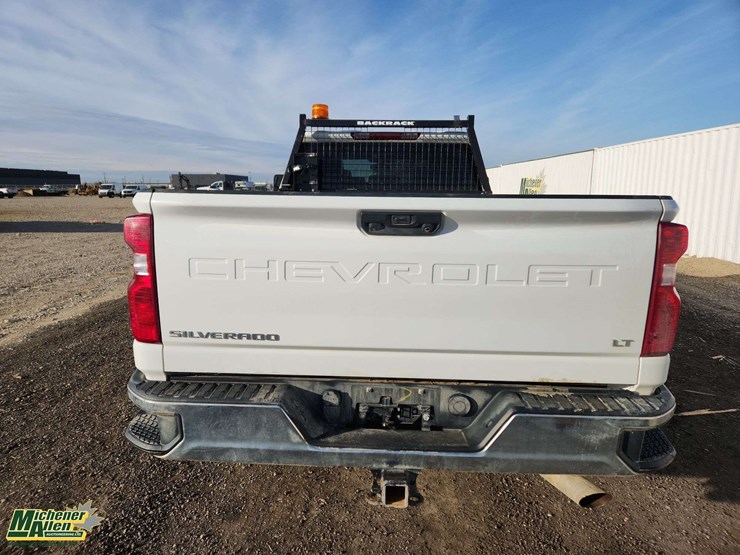 2022-chevrolet-silverado-3500hd-image-23