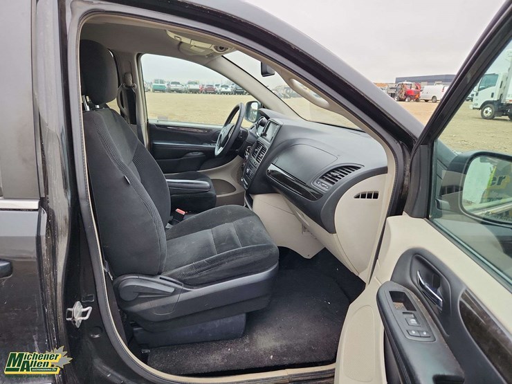 2016-dodge-grand-caravan-crew-image-22