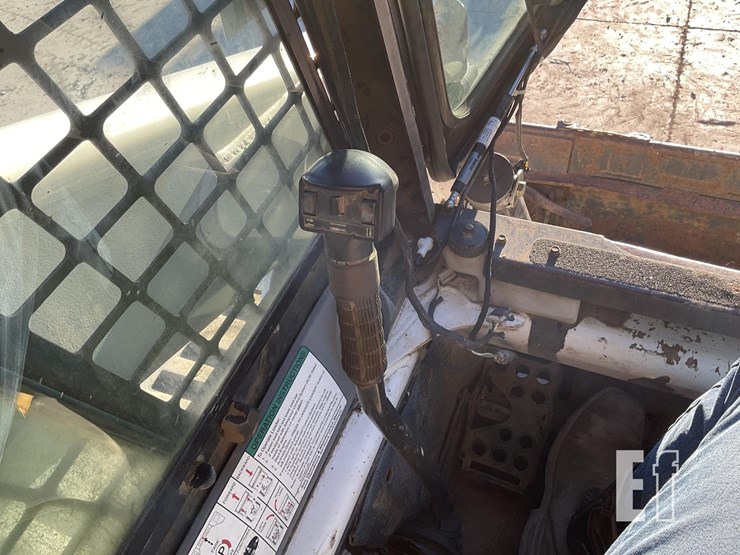 2005-bobcat-t300-image-15