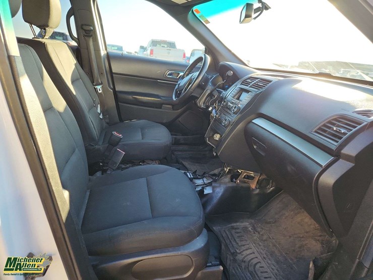 2017-ford-explorer-image-18