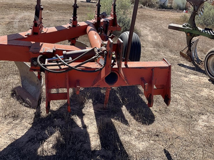 massey-ferguson-mf570-image-2