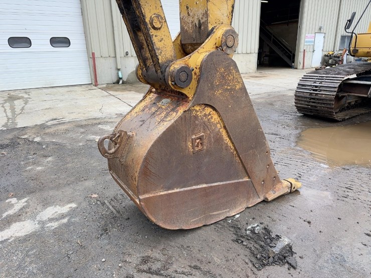 2004-caterpillar-330cl-hydraulic-excavator-image-13