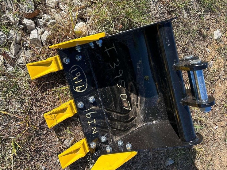 2025-iranch-16in-excavator-bucket-image-1