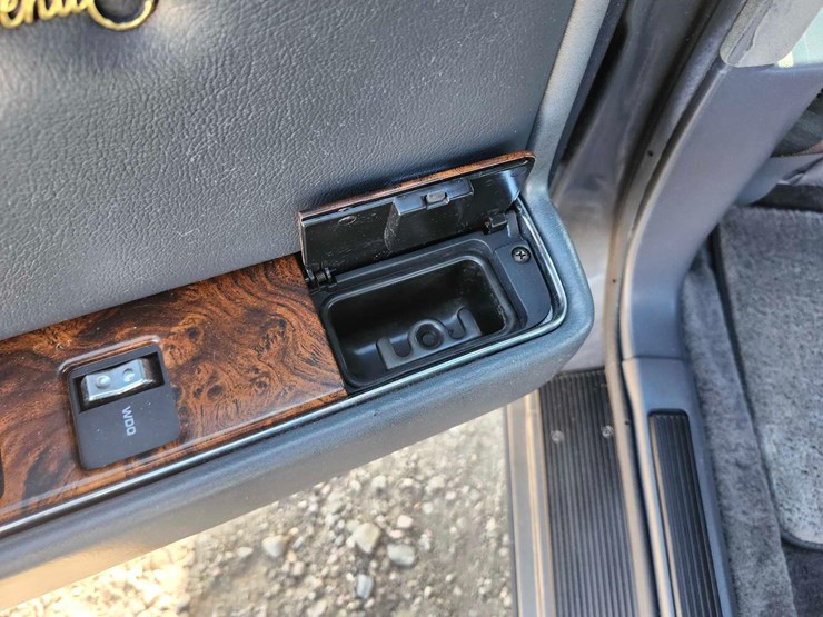 1990-chrysler-new-yorker-fifth-avenue-image-37