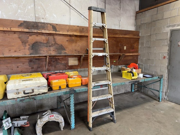 husky-8'-fiberglass-step-ladder-image-2