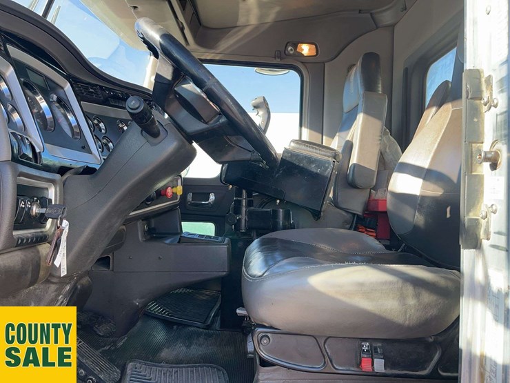 2016-kenworth-t800-image-11