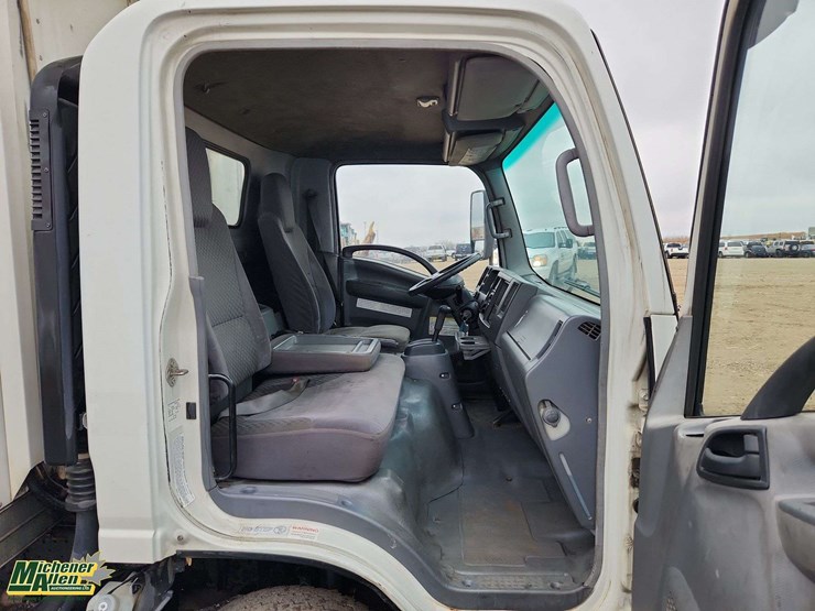 2009-isuzu-npr-image-22