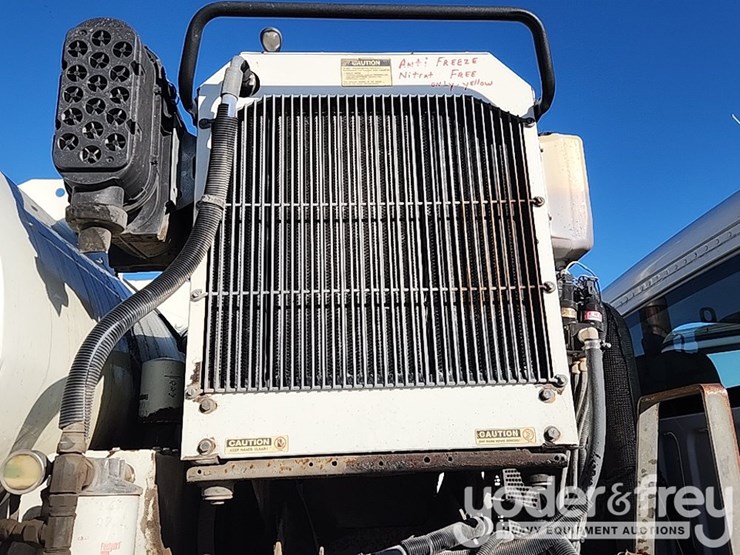 2016-freightliner-m2-106-image-34