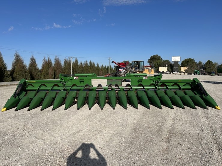 2021-john-deere-c18f-image-2