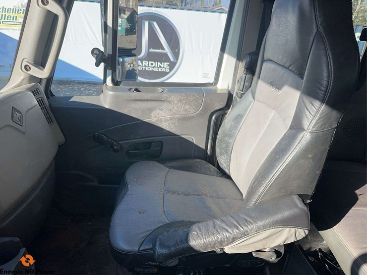 2012-international-7400-image-26