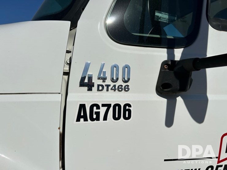 2005-ihc-4400-dry-tender-truck-(cp1274,-unit-ag706)-image-2