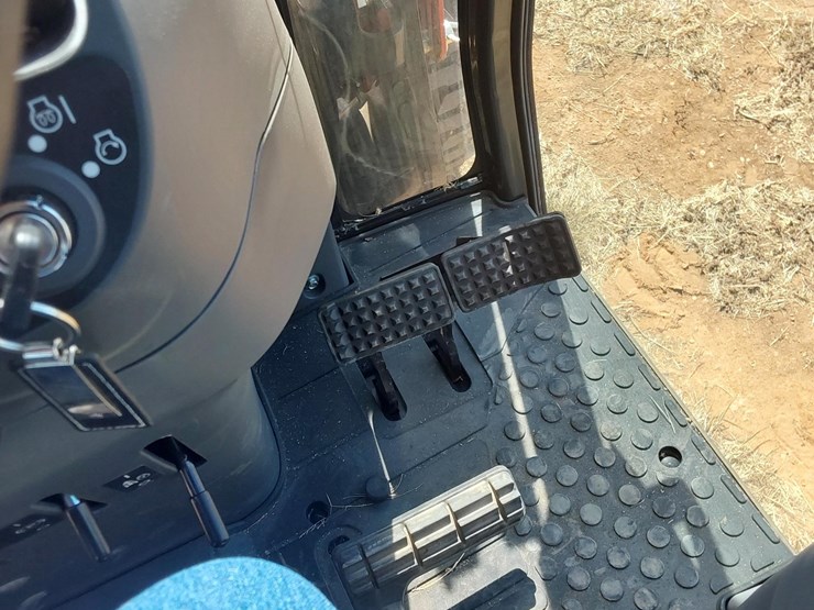 2023-mahindra-1635-hst-image-28