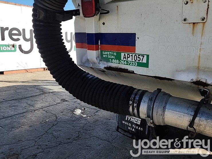 2016-freightliner-m2-106-image-31