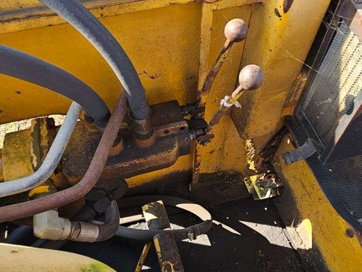 white-2-78-industrial-tractor-image-20