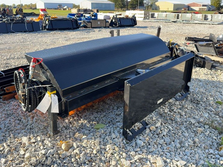 giyi-hydraulic-skid-steer-sweeper-image-4