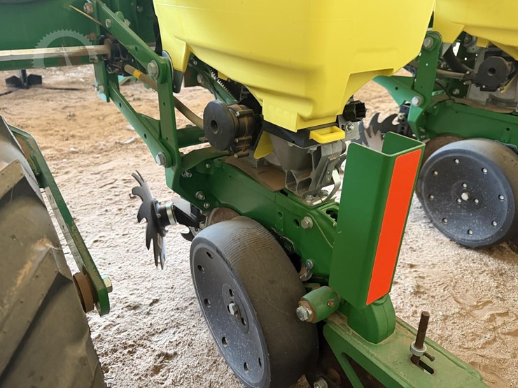 2021-john-deere-1725-image-6