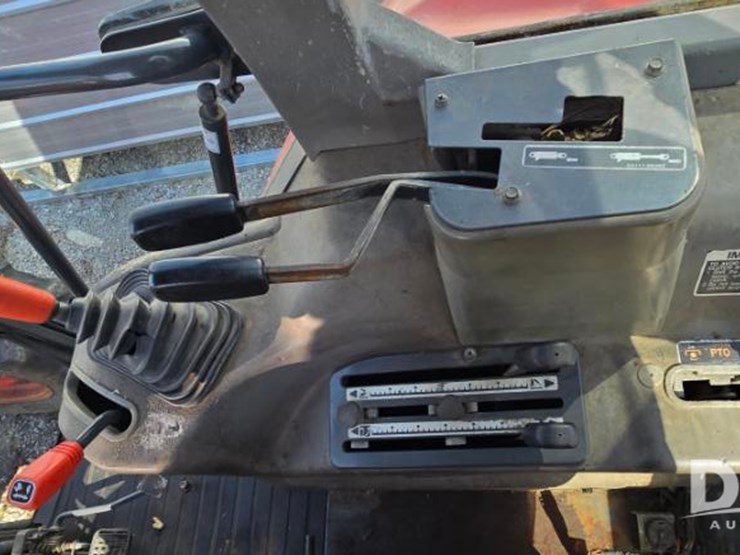 2012-kubota-m108s-image-19