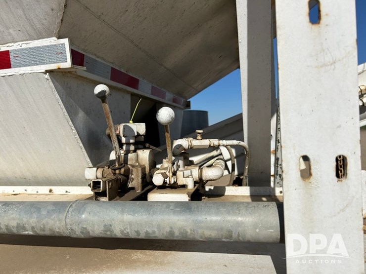 2005-ihc-4400-dry-tender-truck-(cp1274,-unit-ag706)-image-23