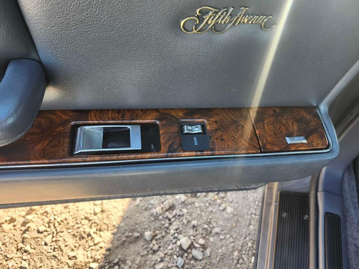 1990-chrysler-new-yorker-fifth-avenue-image-36