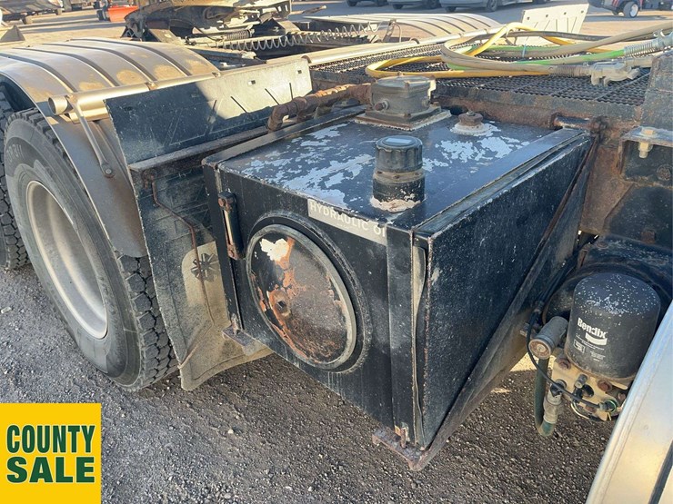 2016-kenworth-t800-image-18