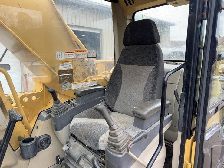 2004-caterpillar-330cl-hydraulic-excavator-image-36