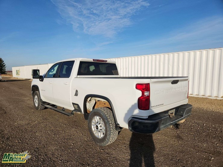 2021-chevrolet-silverado-2500hd-image-3