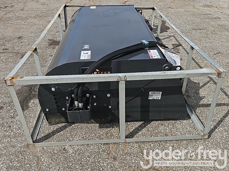 unused-72"-broom-sweeper-(ss-72w)-to-suit-skidsteer-image-5