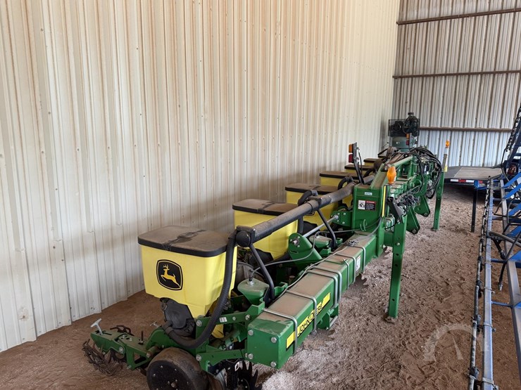 2021-john-deere-1725-image-2
