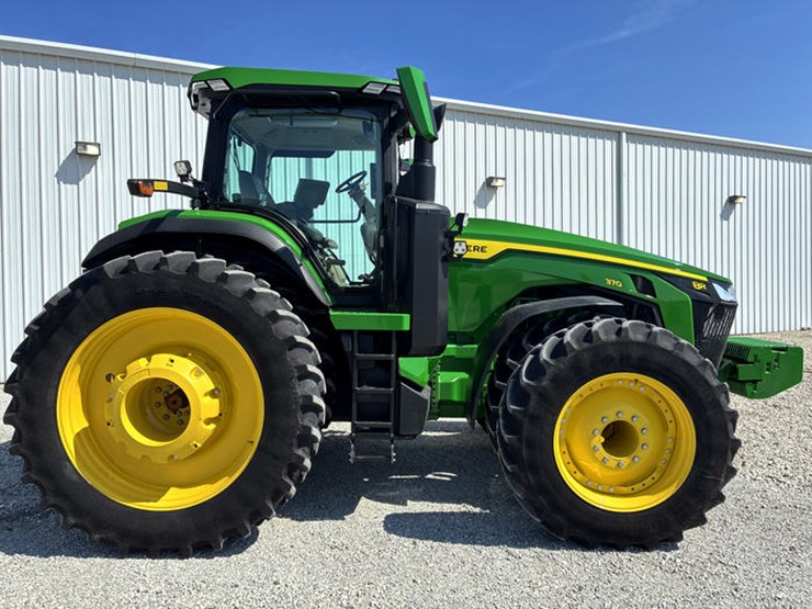 2023-john-deere-8r-370-image-4