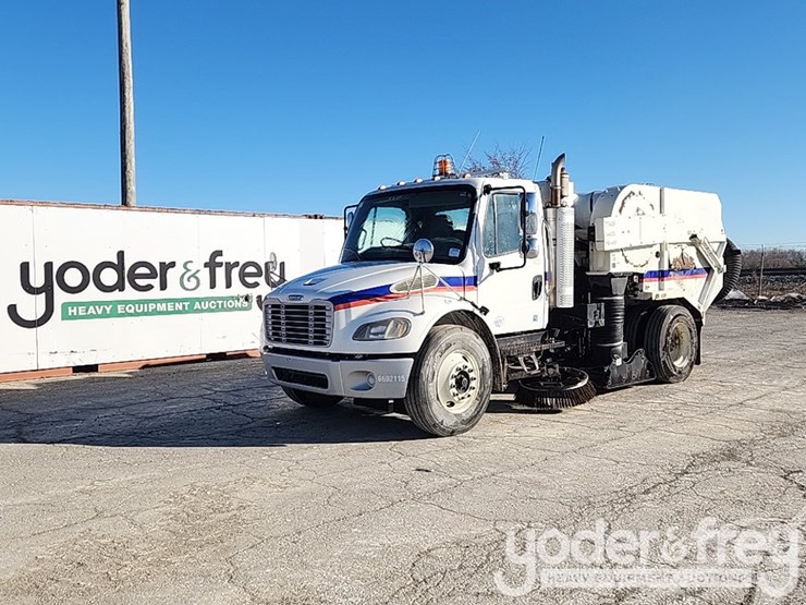 2016-freightliner-m2-106-image-2