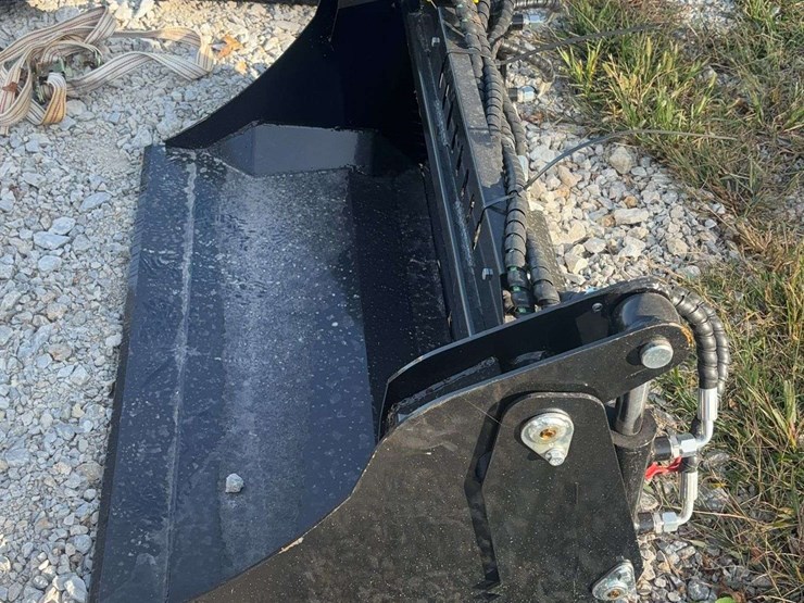 mini-skid-steer-4-in-1-bucket-image-2