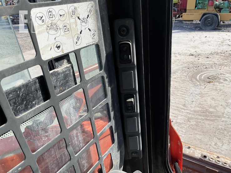 2021-kubota-ssv65-image-18