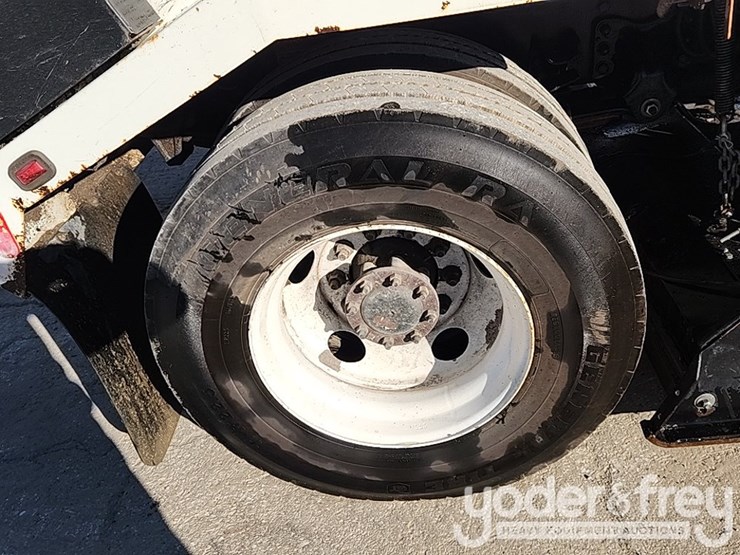 2016-freightliner-m2-106-image-11