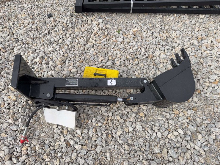 mini-skid-steer-straight-digging-arm-image-3