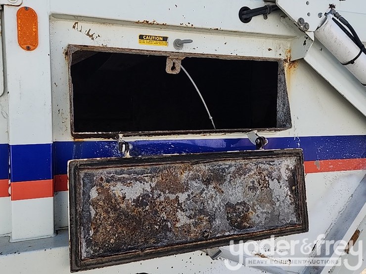 2016-freightliner-m2-106-image-27