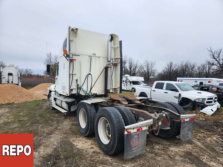 2002-freightliner-columbia-120-image-3