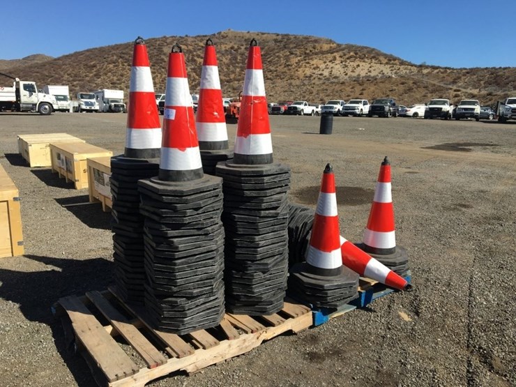 (250)-unused-iranch-irstc-safety-traffic-cones.-image-1