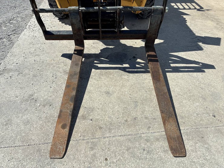 2015-caterpillar-tl943c-image-11