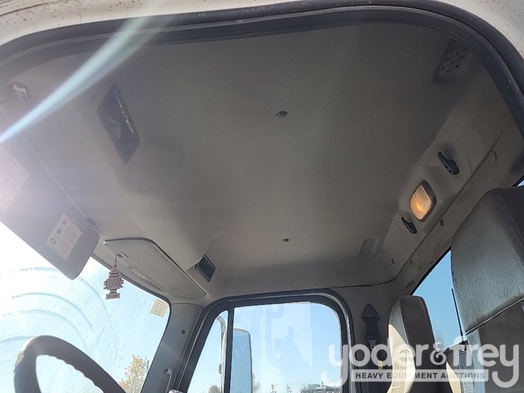 2016-freightliner-m2-106-image-17